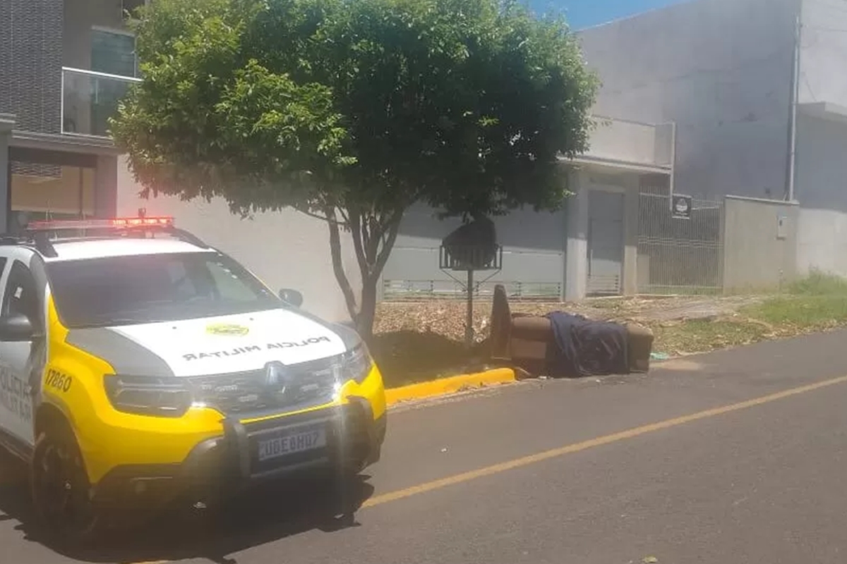 Corpo é encontrado dentro de sofá abandonado e polícia apura homicídio