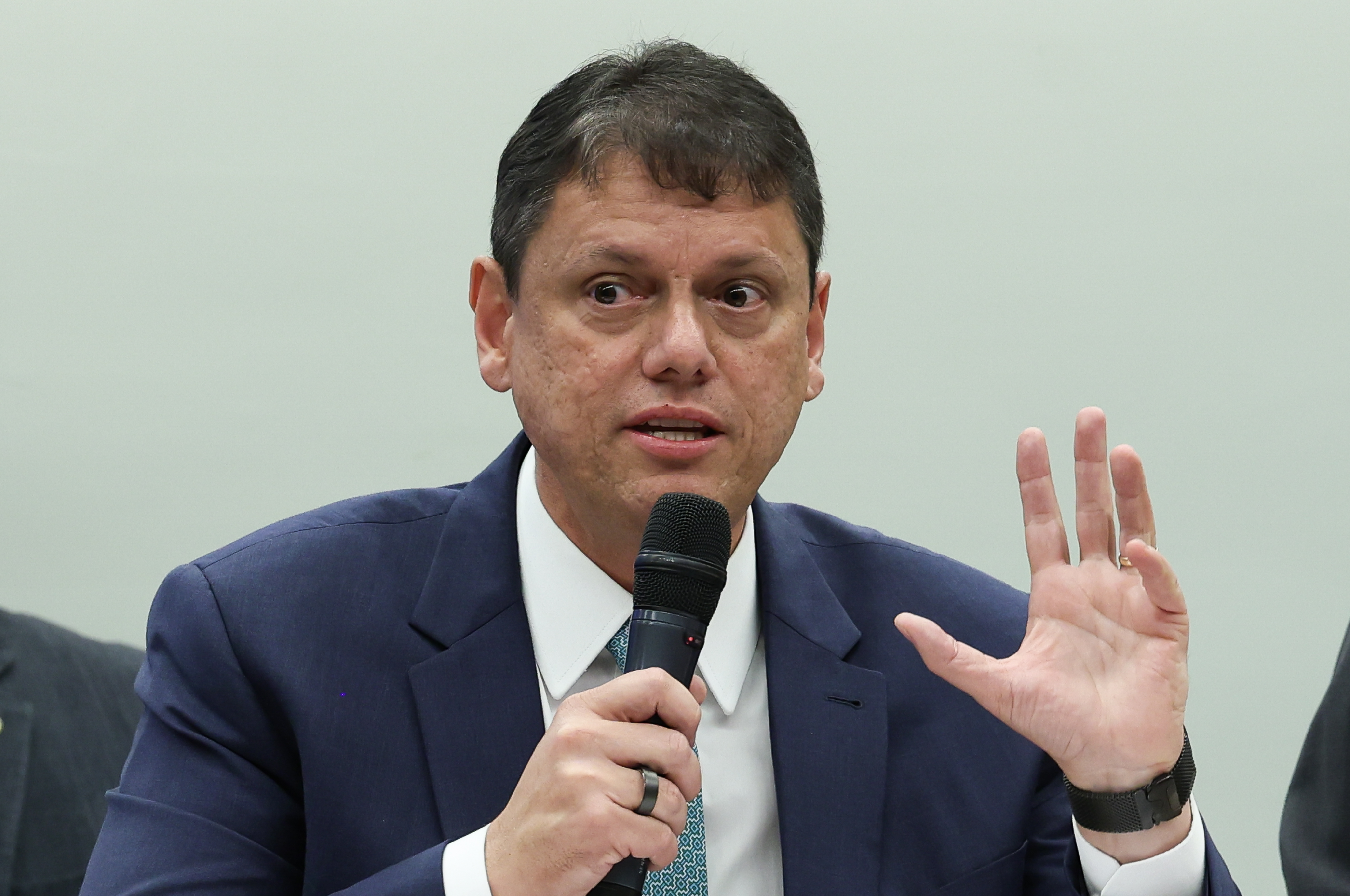 Tarcísio se irrita com fala sobre ‘submissão’ e veta Kassab como vice em São Paulo