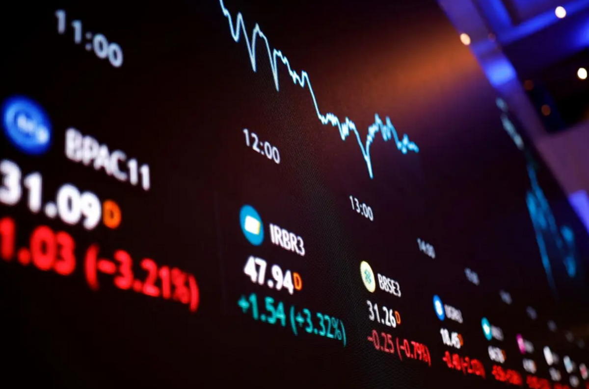 Dólar reage a negociações entre EUA e Irã e estabiliza próximo a R$ 5