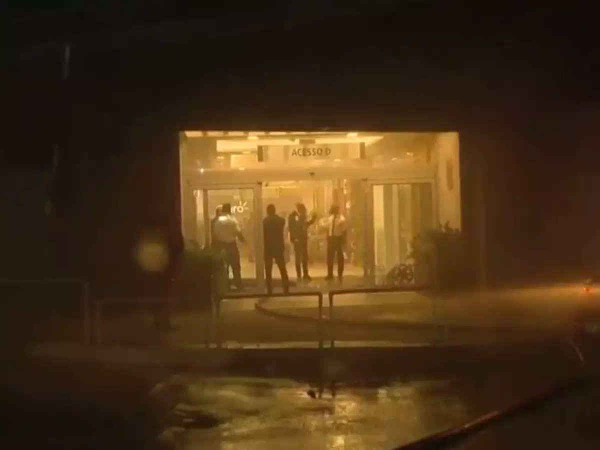 Clientes tentam recuperar carros e objetos após incêndio no Shopping Tijuca