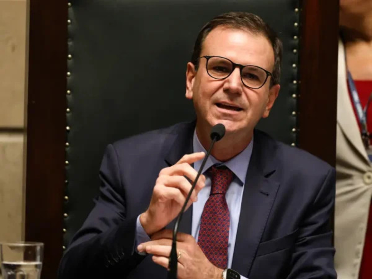 Paes pede desculpas após polêmica e diz que Tata Tancredo ganhará estátua