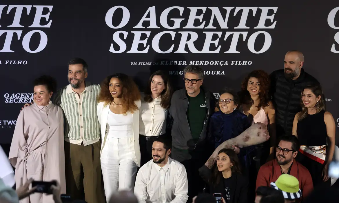 Brasil vence Globo de Ouro de melhor filme de língua não-inglesa após 27 anos com ‘O Agente Secreto’