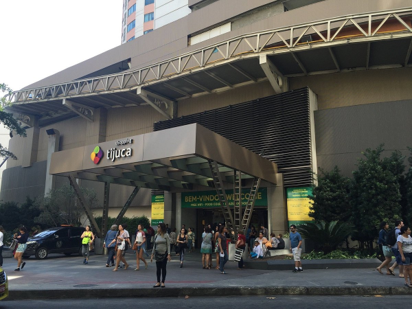 Shopping Tijuca libera acesso de lojistas para limpeza após incêndio com duas mortes