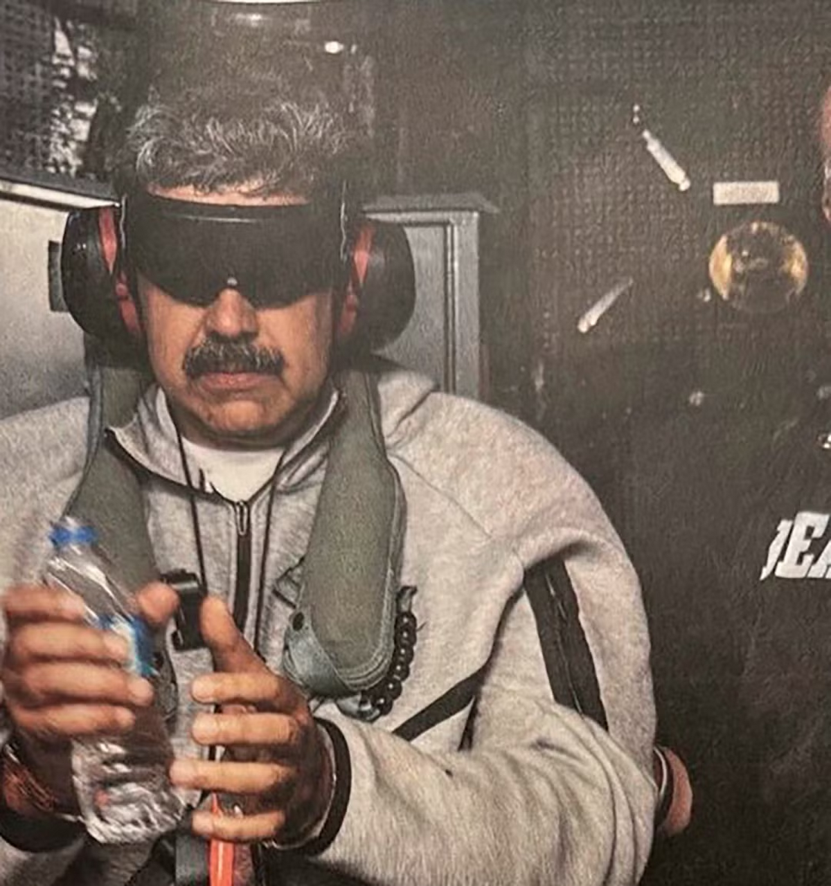 Trump divulga imagem de Nicolás Maduro após prisão em operação dos EUA