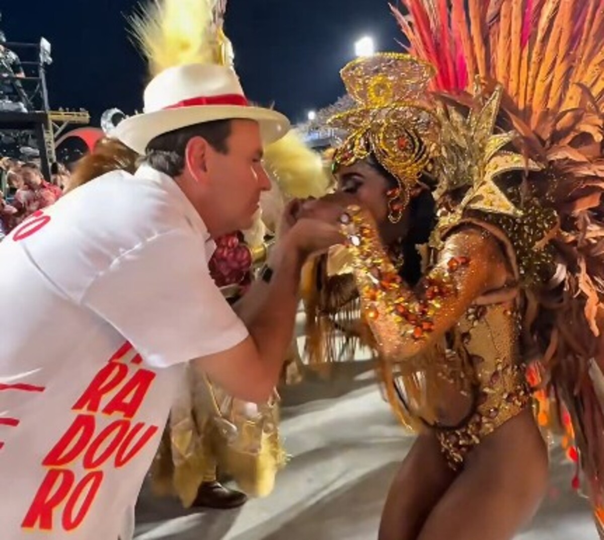 Paes exalta título da Viradouro e faz tributo a Mestre Ciça