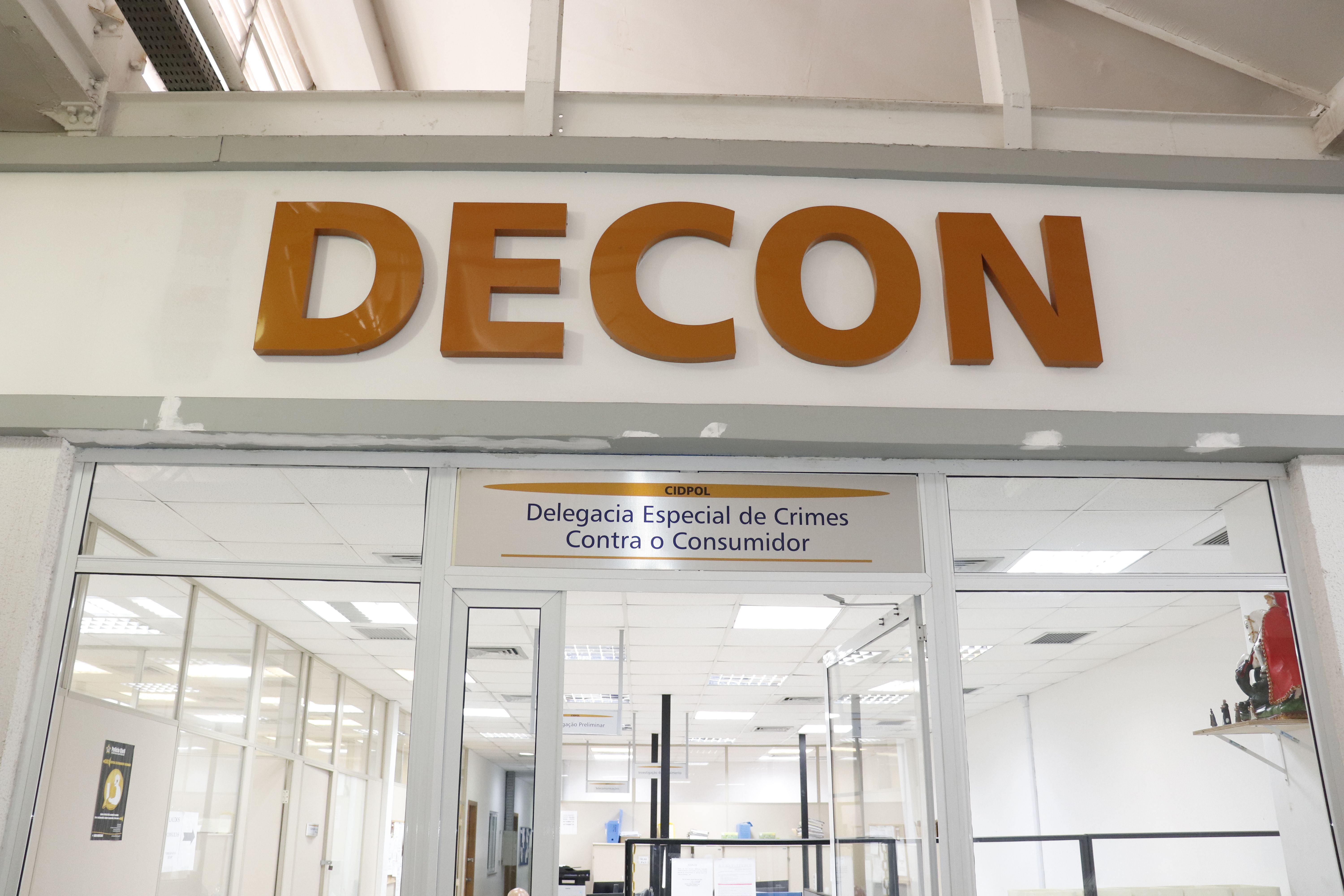 Operação Praia Legal prende dois em quiosques do Recreio; vídeo