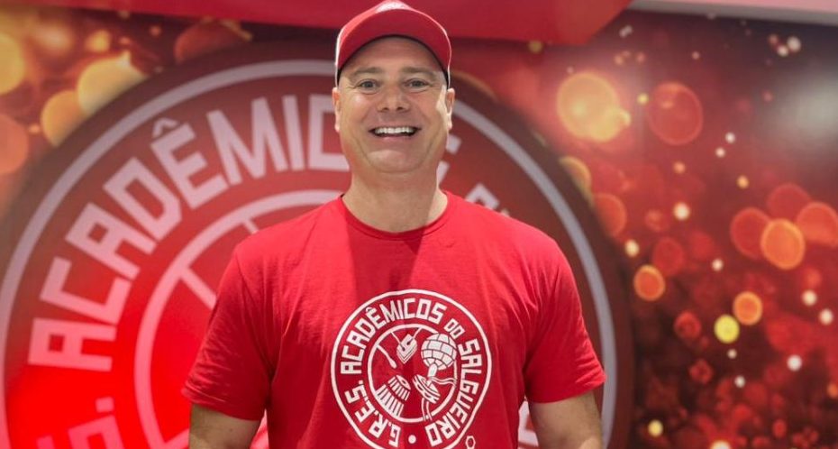 Unindo samba e universidade, Alemão do Cavaco comanda engrenagem sonora do Salgueiro