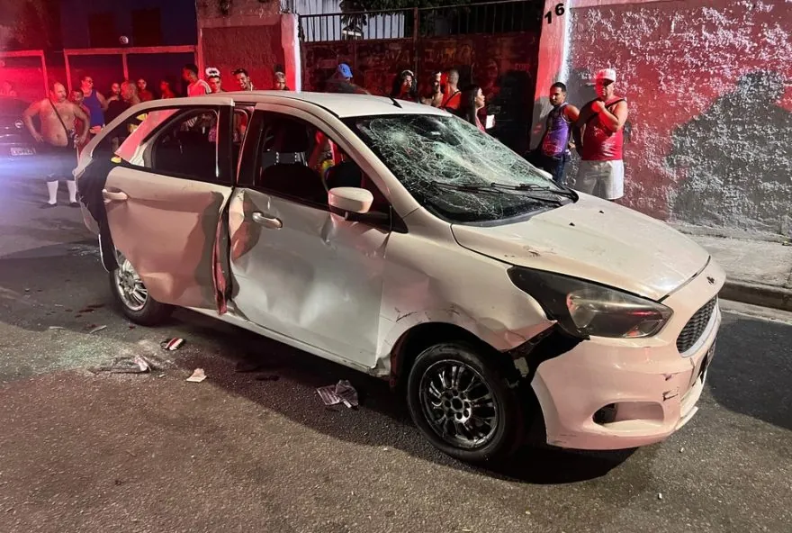 Carro invade bloco em Guaratiba e motorista apanha de foliões