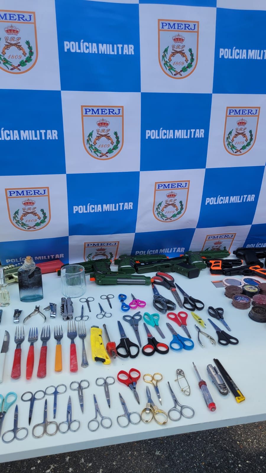 Polícia apreende mais de 60 objetos perfurocortantes durante revista do Cordão da Bola Preta no Centro