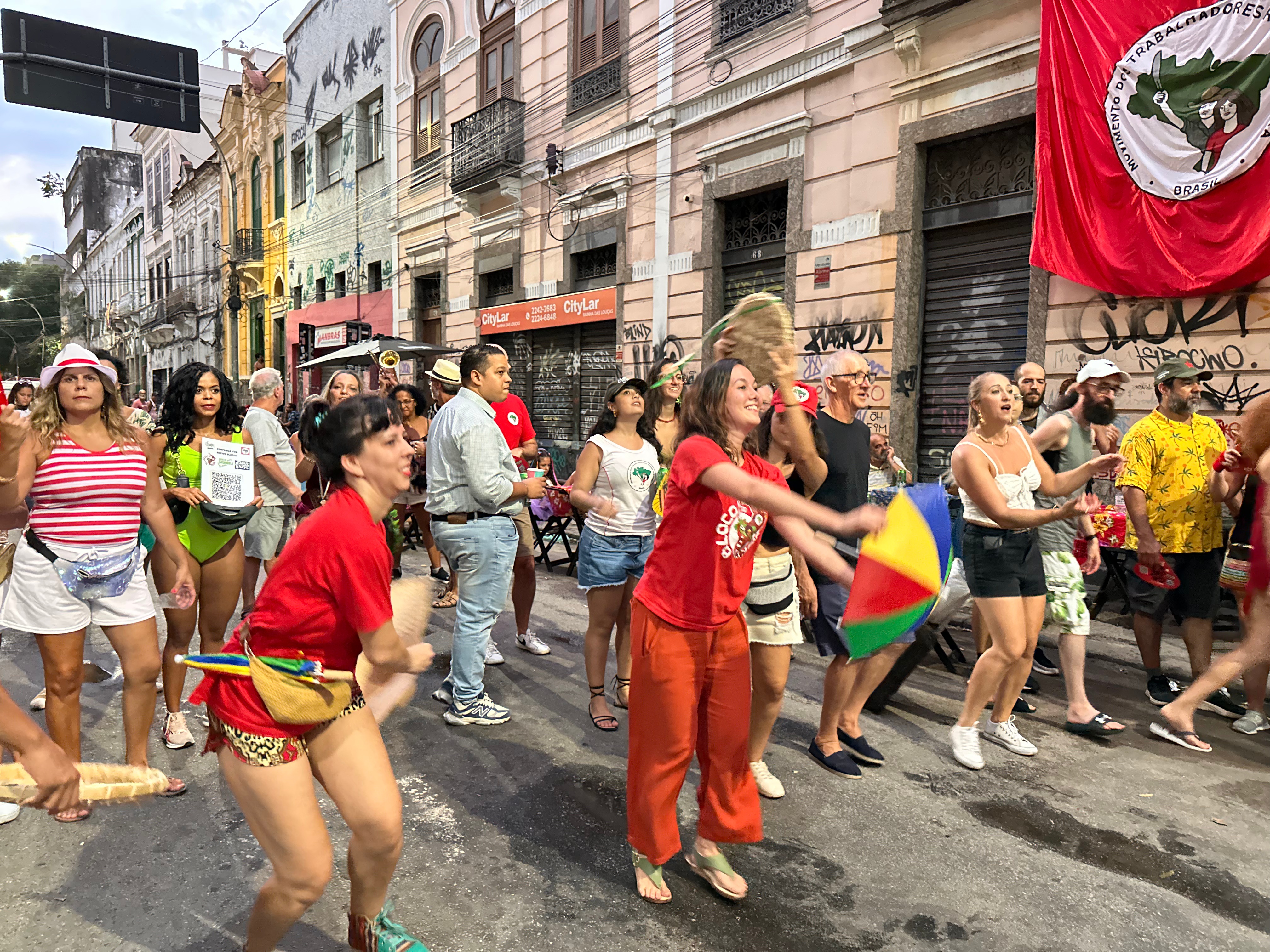 Com orquestra de enxadas, Bloco do MST estreia no carnaval do Rio neste sábado