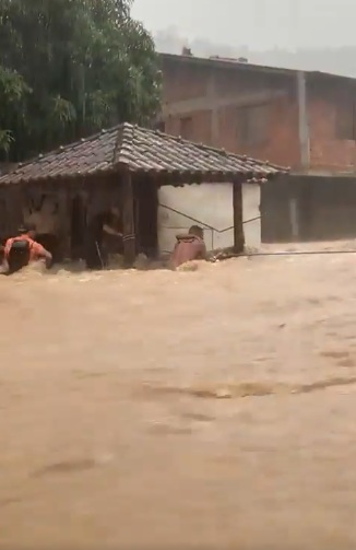 Paraty sofre com temporal: moradores ficam isolados e homem é resgatado de enxurrada. Vídeo