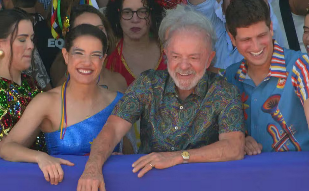 Lula acompanha desfile do Galo da Madrugada no Recife ao lado de João Campos e Raquel Lyra