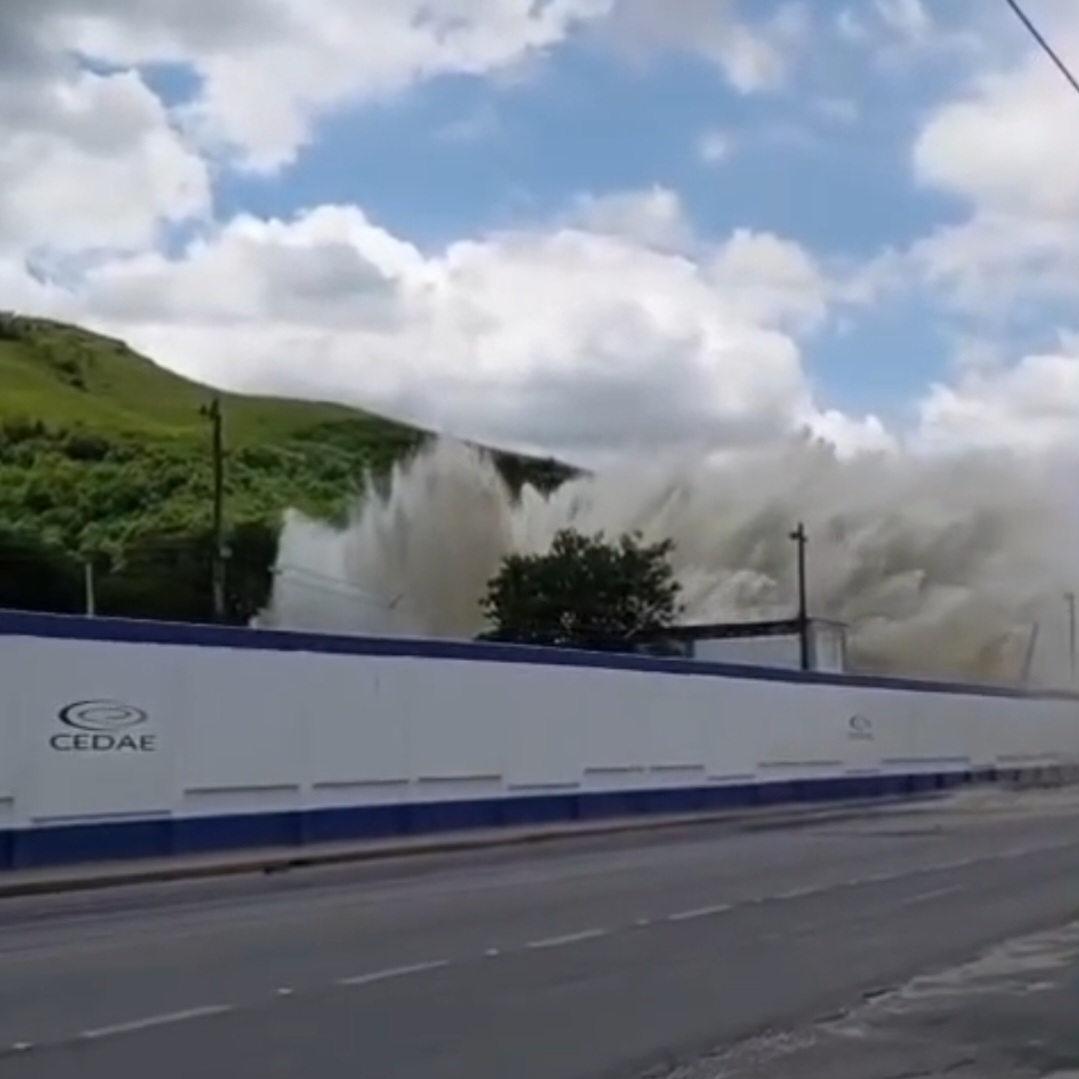 Vídeo: Rompimento de tubulação provoca alagamento, invade casas e arrasta carros em Nova Iguaçu