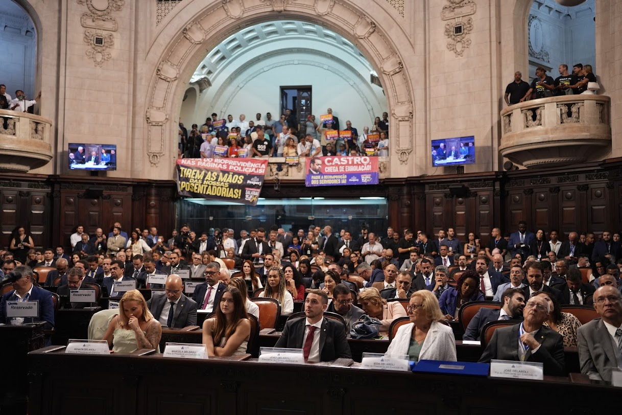 Servidores fazem protesto na abertura do ano legislativo da Alerj
