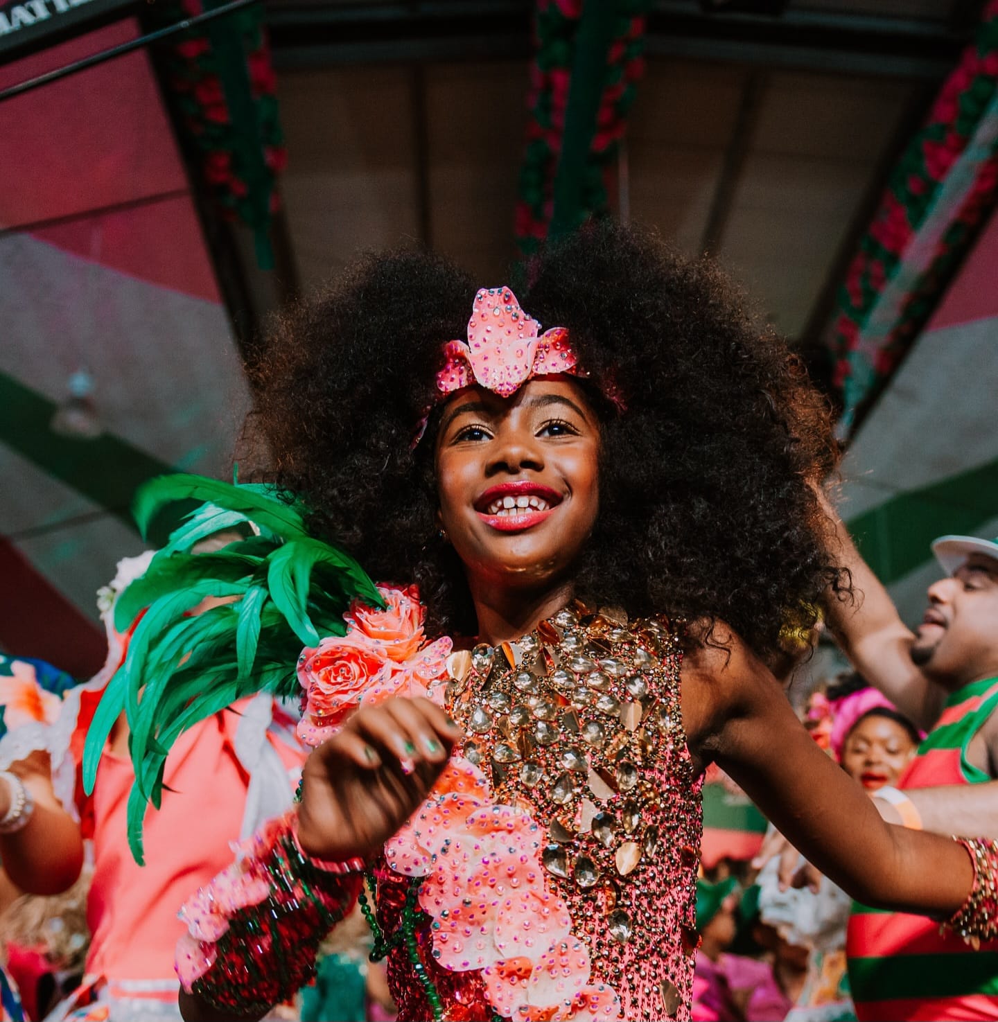 Do legado da Velha Guarda ao palco mirim: Lua Miranda, a pequena musa que cresce no coração da Mangueira