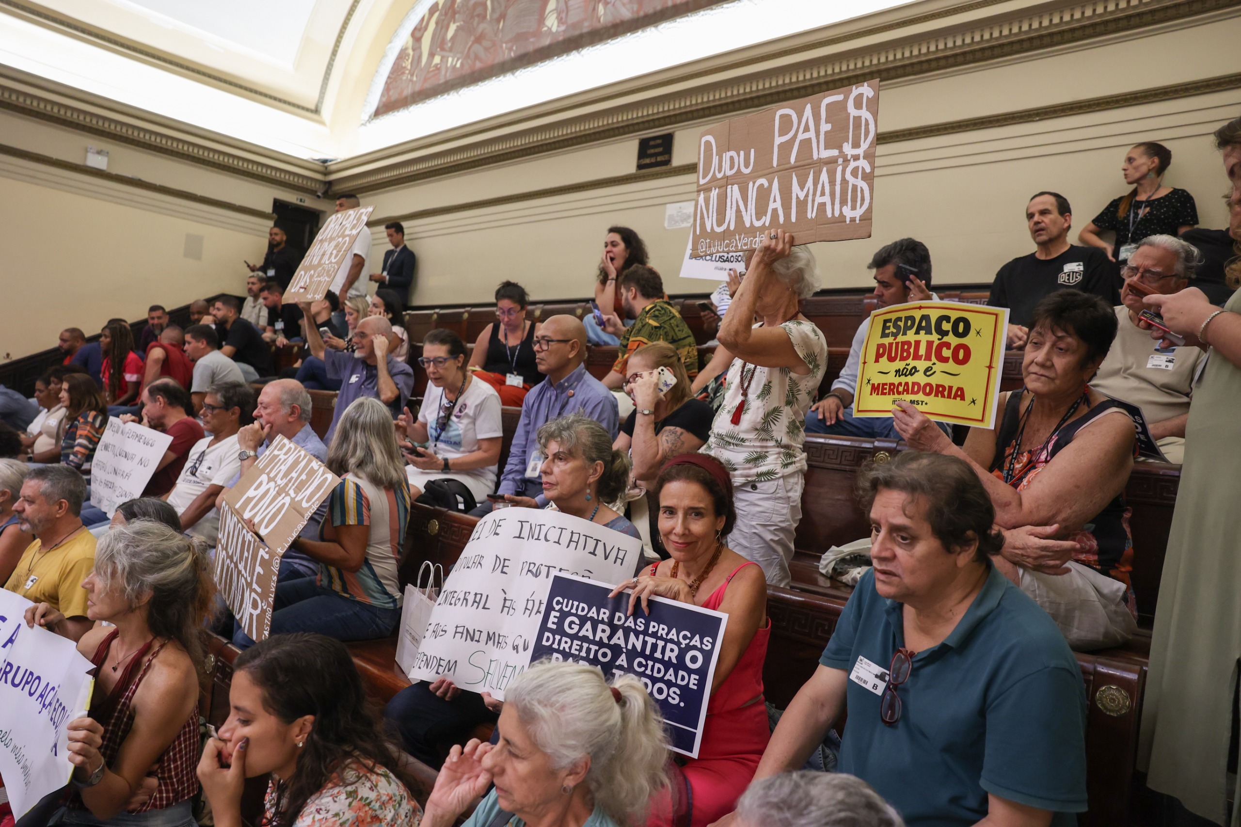 Projeto que permite a concessão de praças públicas à iniciativa privada gera manifestação na Câmara dos Vereadores