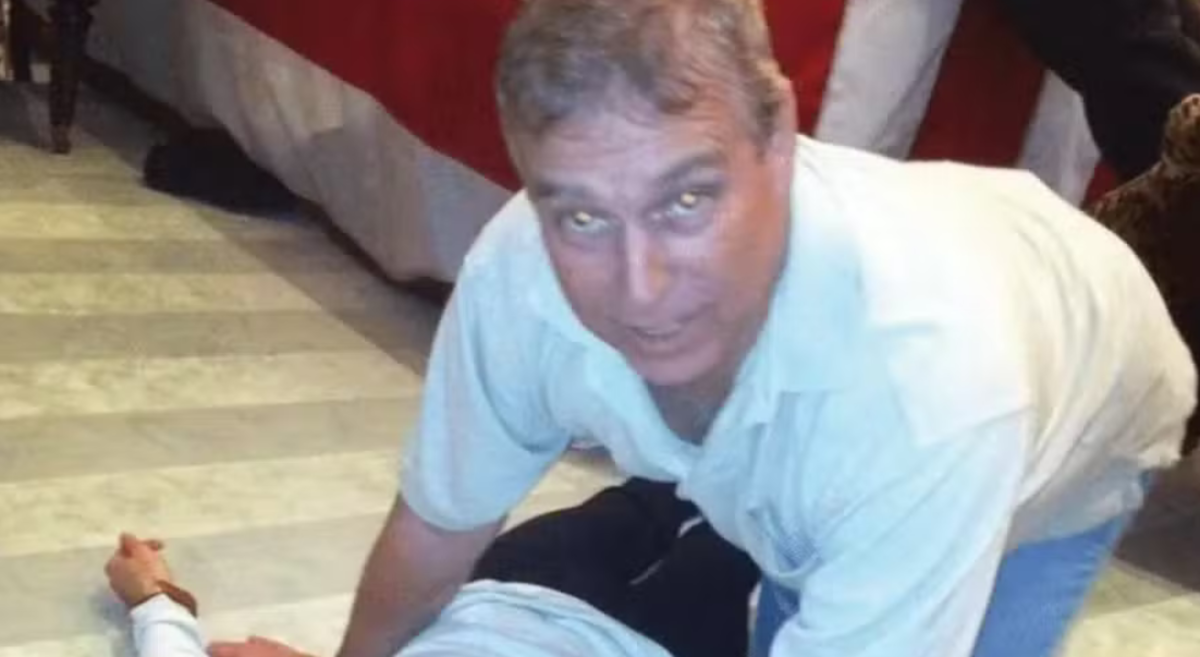 Ex-príncipe Andrew é preso no dia do aniversário sob suspeita de má conduta envolvendo caso Epstein