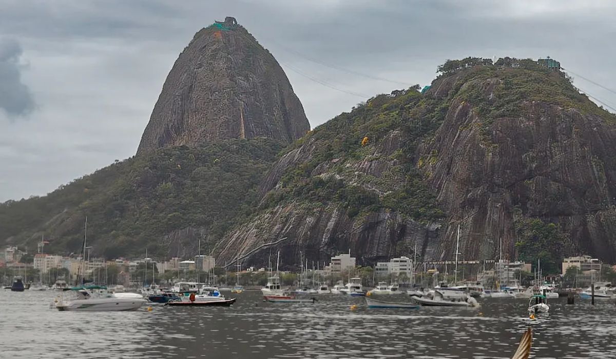 Chuva provoca alagamentos e afeta transporte no Rio; cidade segue em Estágio 2