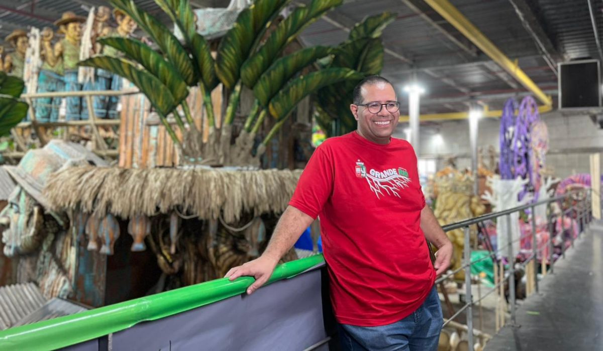 Longe de holofotes e da vaidade, o olhar atento do diretor Thiago Monteiro para o Carnaval da Grande Rio
