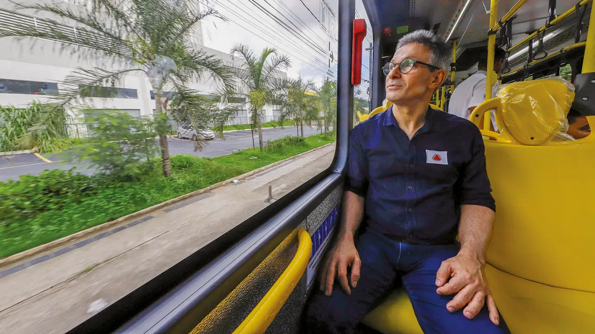 Zema vira alvo de disputa entre Flávio Bolsonaro e PSD