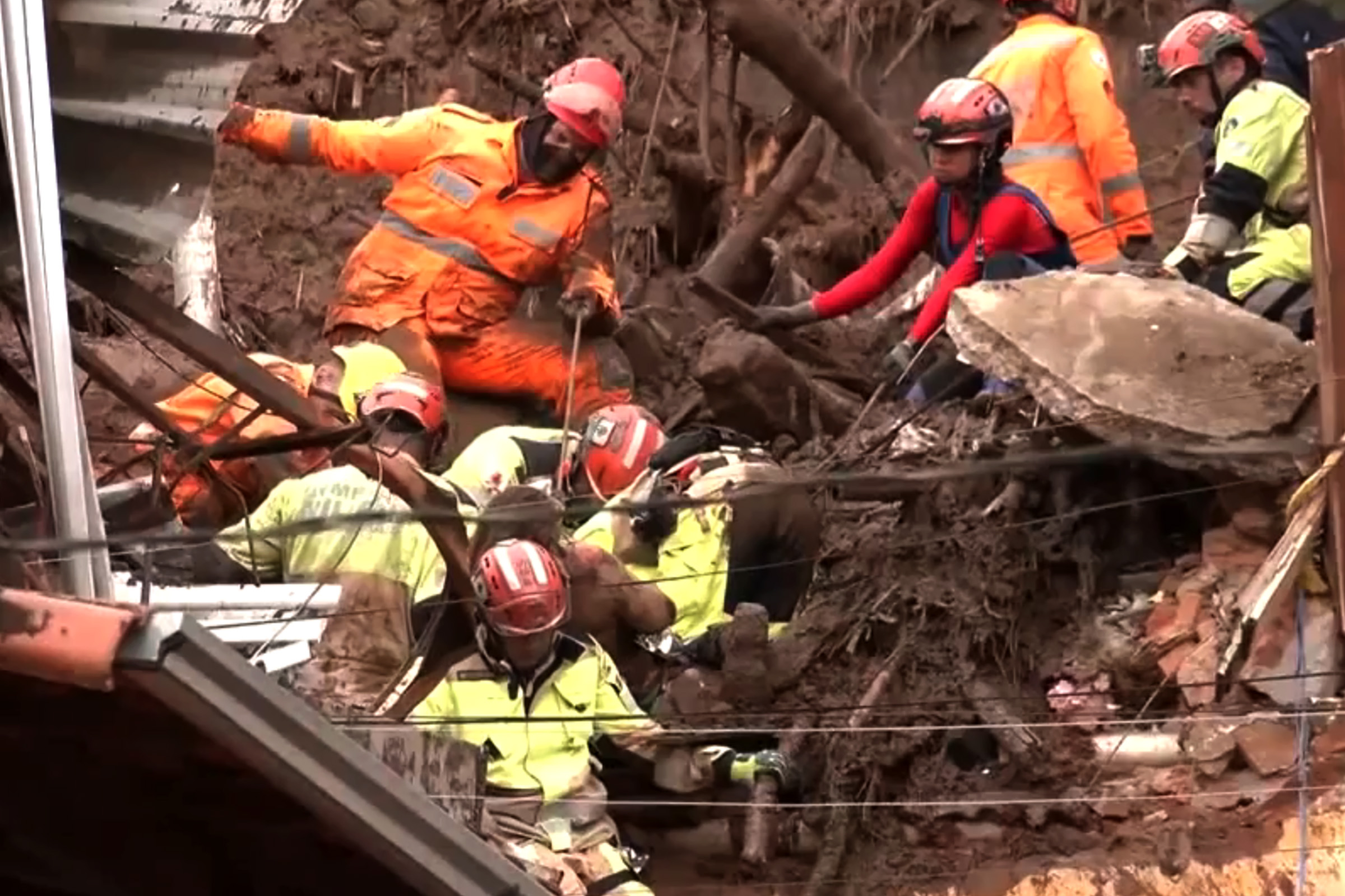 Vídeos mostram destruição causada pela chuva em Juiz de Fora e Ubá; Lula mobiliza equipes federais