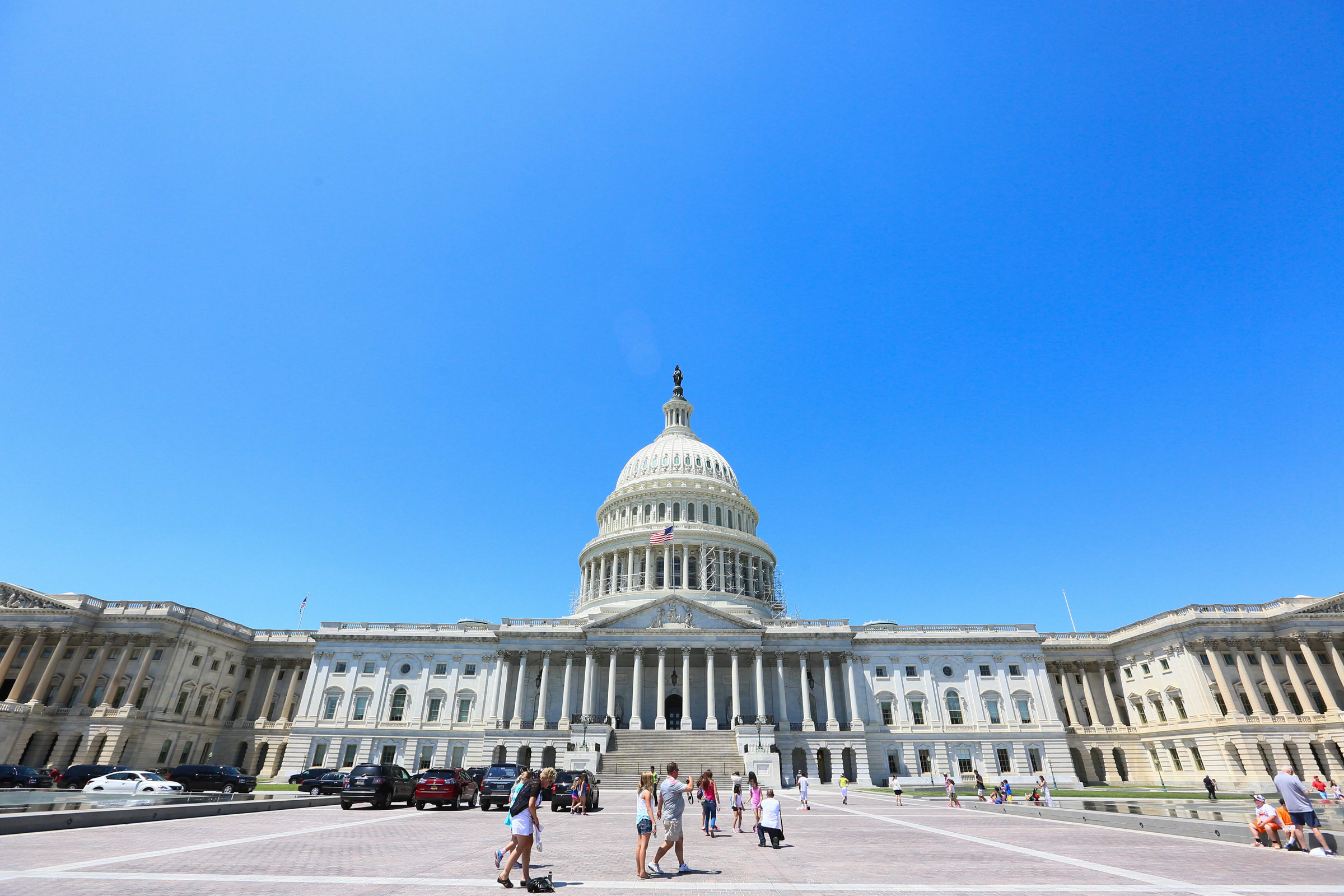 Homem é detido perto do Congresso dos EUA, com espingarda, colete tático e munição