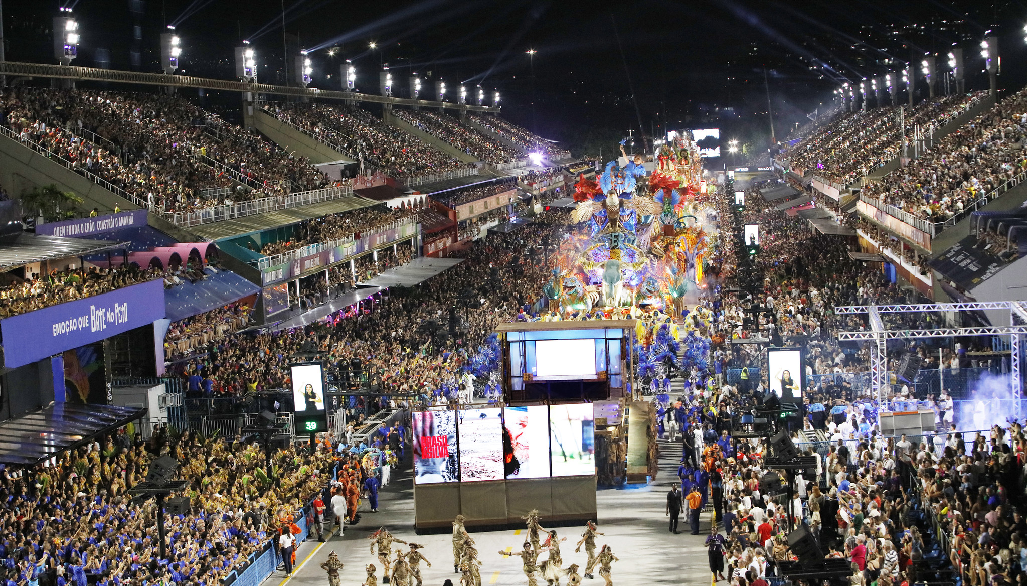 Frentes católica e evangélica reagem a desfile sobre Lula e falam em ação judicial
