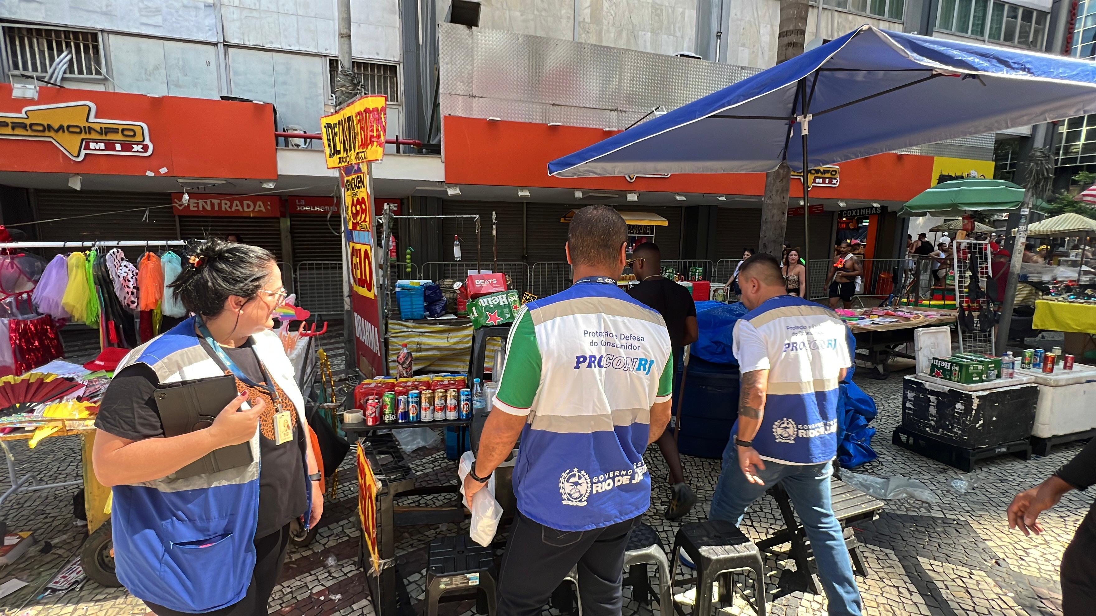 Fiscalização apreende 50 litros de bebidas falsificadas no Carnaval do Rio