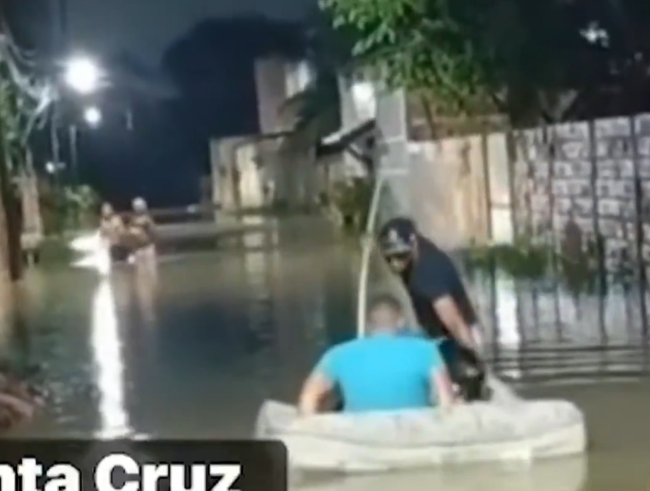 Chuva provoca alagamentos e resgates de bote na Zona Oeste