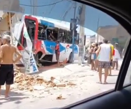 Colisão entre BRT e ônibus deixa feridos e trava trânsito em Madureira