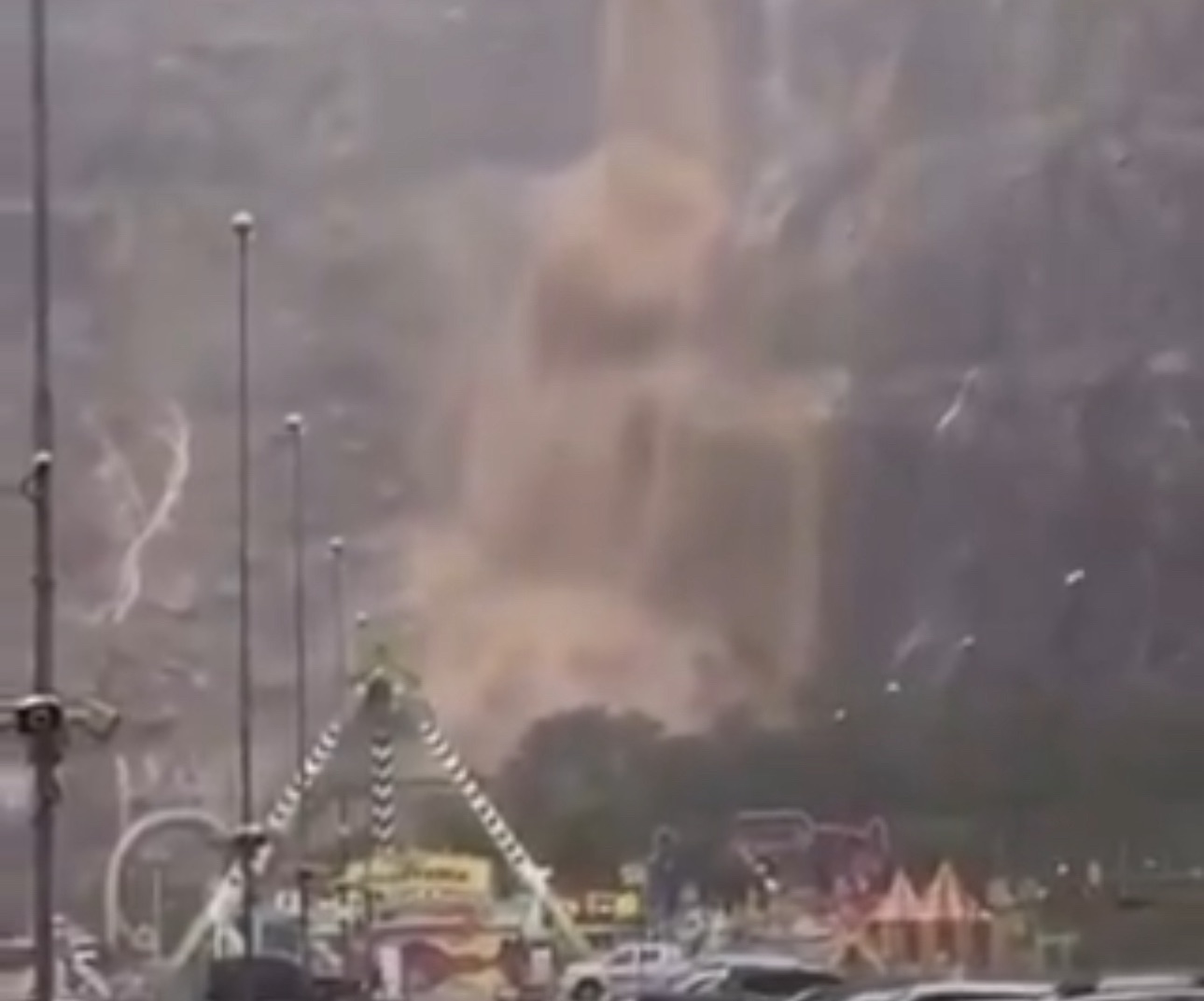 Vídeo: chuva intensa cria cascata em pedreira e causa transtornos na Baixada