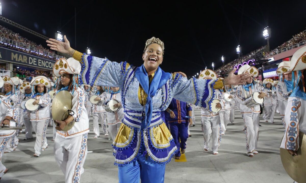 Mulheres ganham espaço no comando das baterias no Carnaval