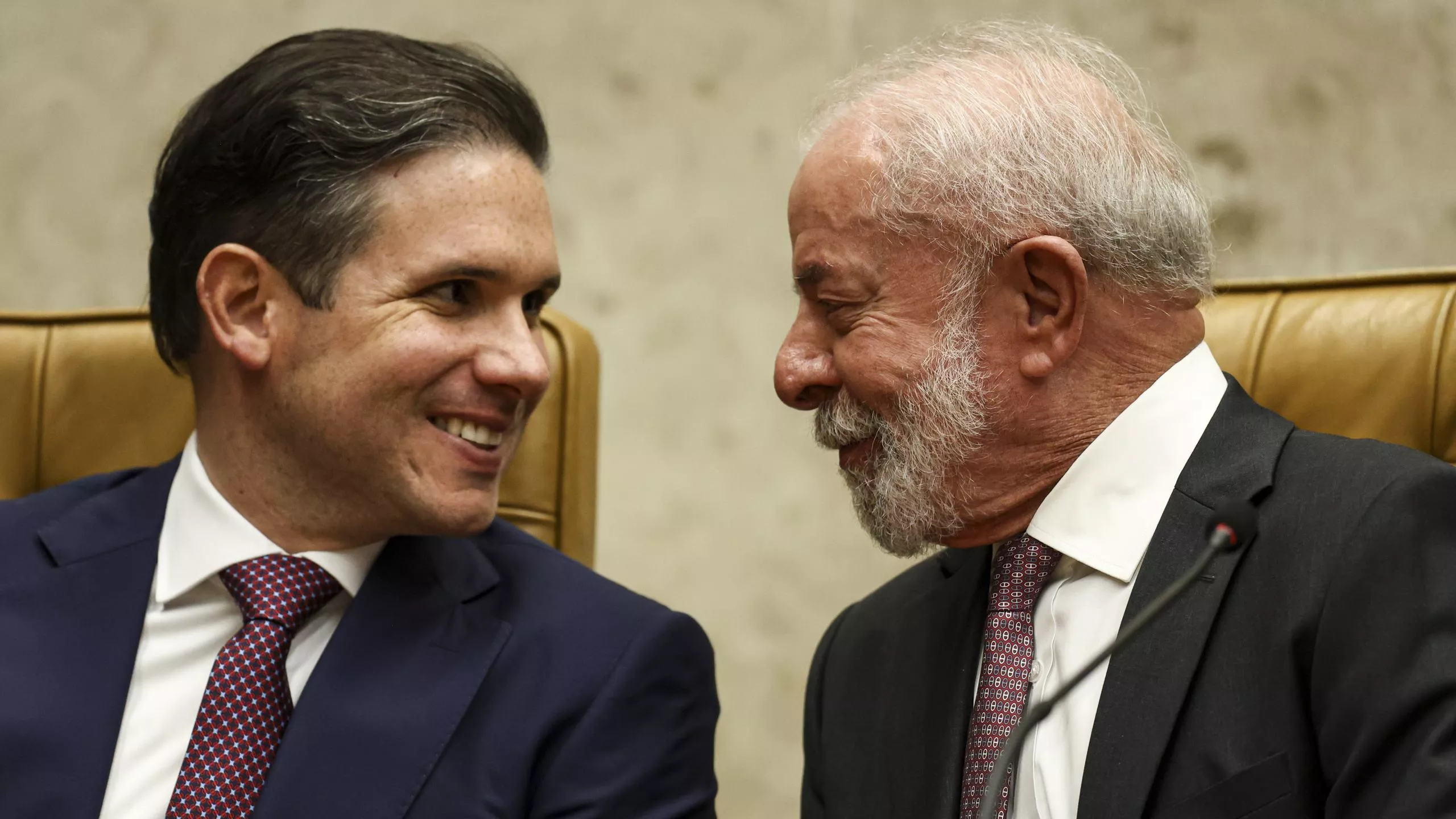 Fim da escala 6×1 avança e Lula negocia com Hugo Motta transição até 2029