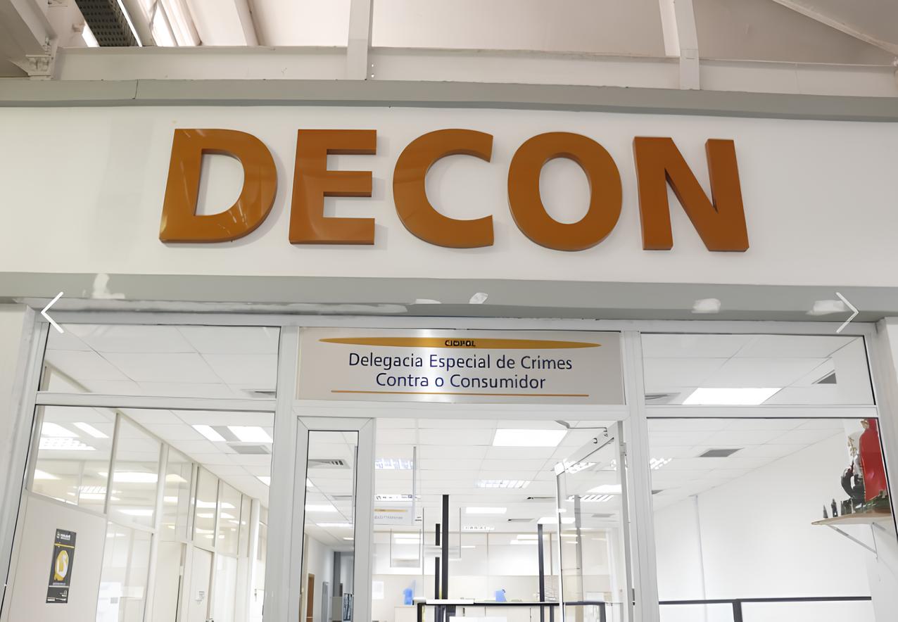 Polícia fiscaliza salões por cosméticos irregulares