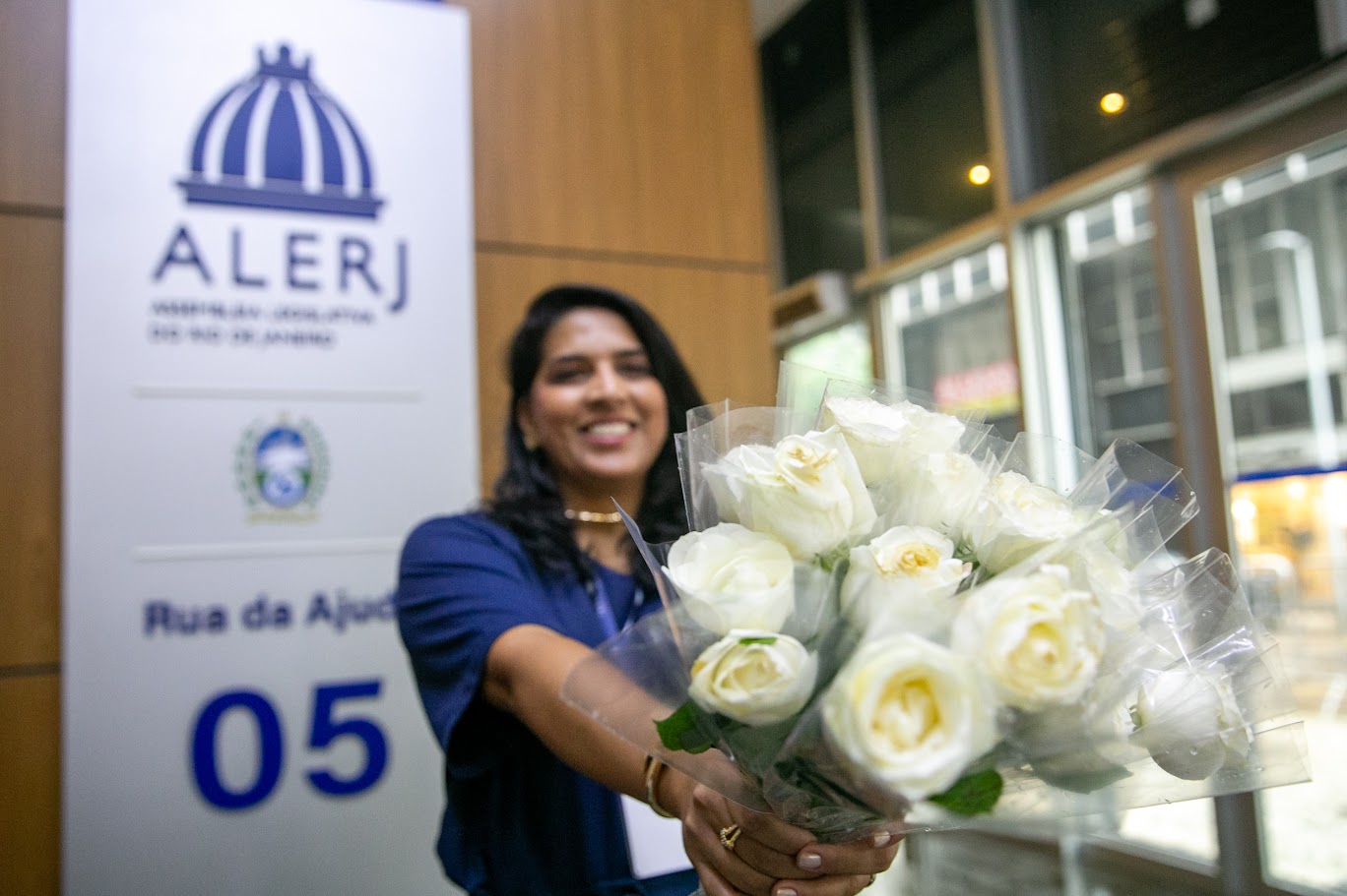 Alerj distribui rosas a deputadas e servidoras em homenagem ao Dia Internacional da Mulher