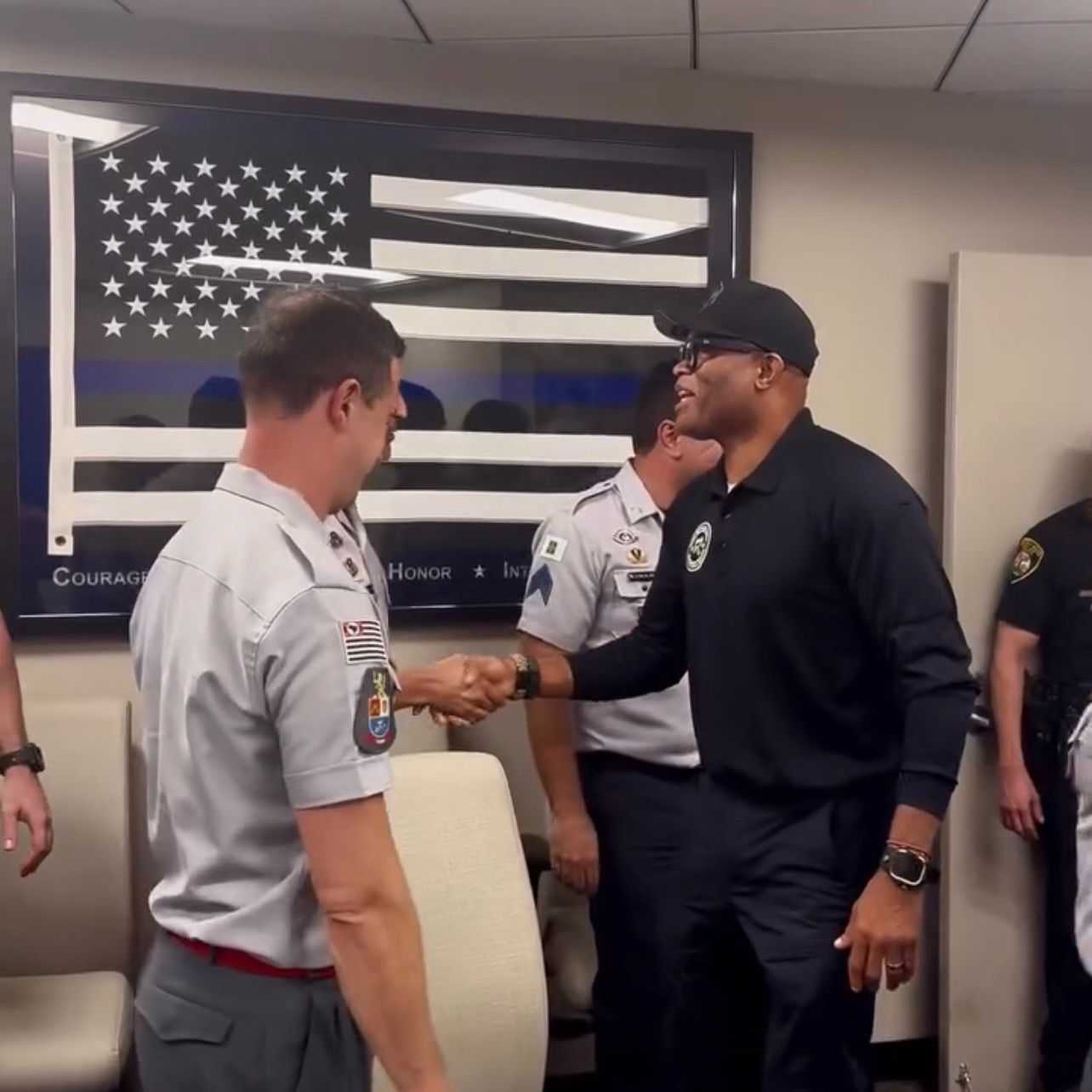 Vídeo: Anderson Silva vira policial nos EUA e inicia nova carreira após dominar o MMA