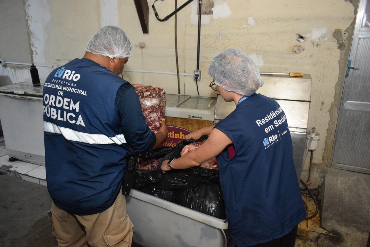 Vídeo: fábrica clandestina de espetinhos é fechada no Andaraí após fiscalização