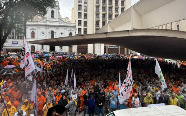 Funcionários da Enel protestam contra fim da concessão em São Paulo