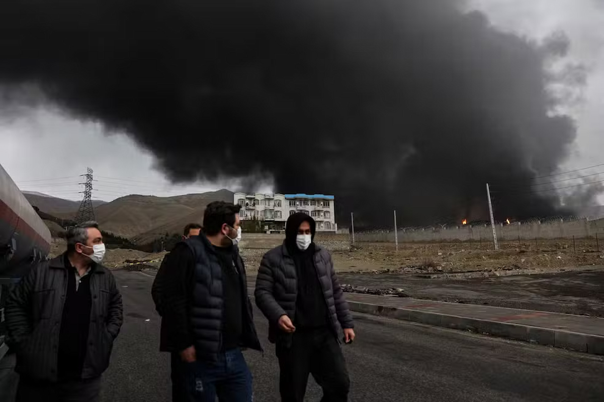Irã alerta população de Teerã para risco de chuva ácida após ataques de Israel