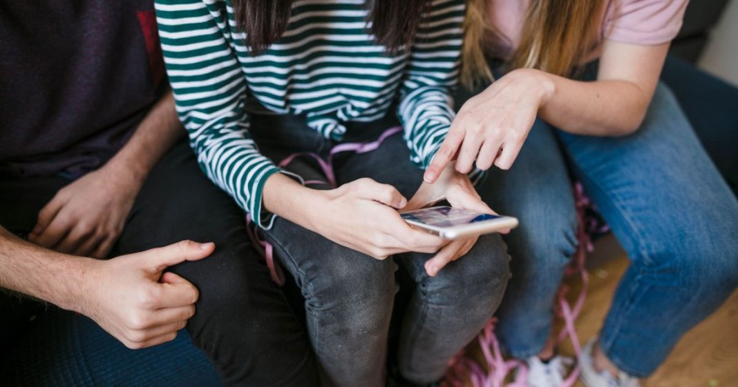 Lula regulamenta ECA Digital com regras para conteúdos proibidos a menores