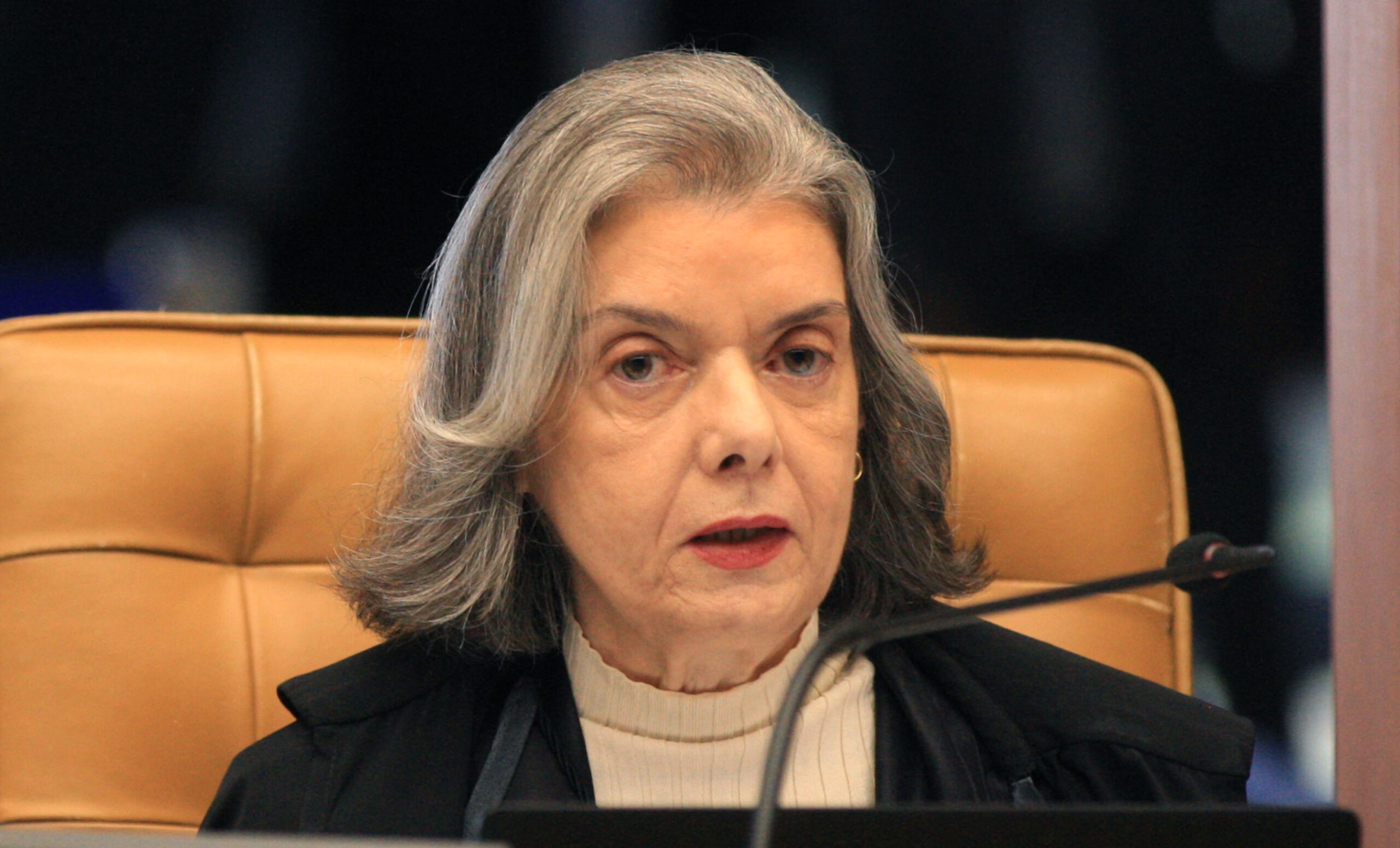 Cármen Lúcia diverge de Fux sobre desincompatibilização mas mantém voto secreto no RJ