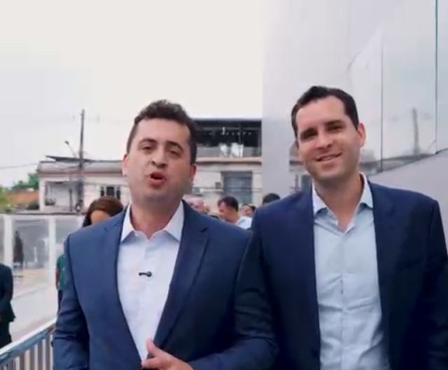 Netinho sai na frente e já homenageia Ricardo Couto em placa alusiva à inauguração de centro de segurança em Caxias