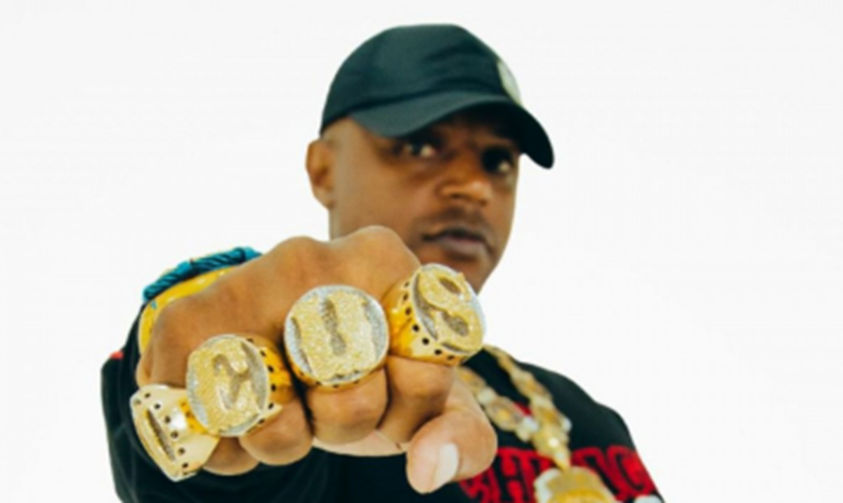 MC Urubuzinho é preso por apologia ao tráfico e por enaltecer líder do TCP