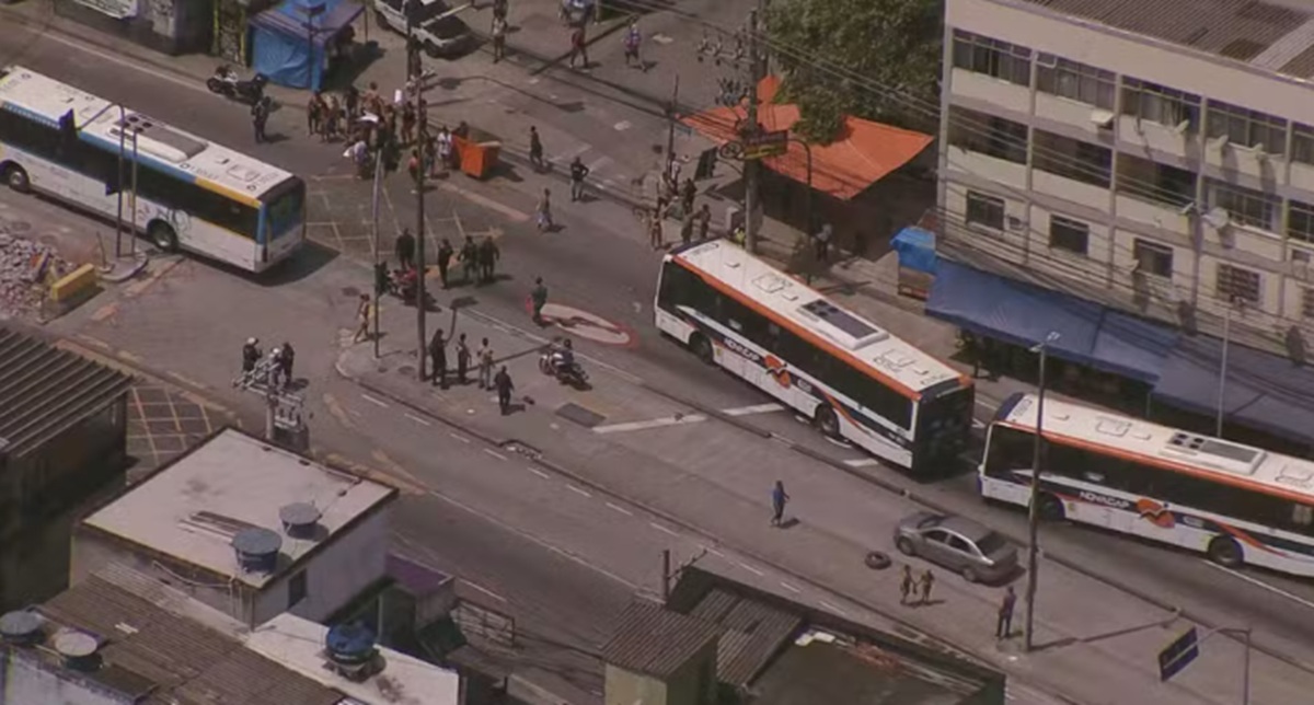 Quatro ônibus são usados como barricadas e interditam rua na Praça Seca após morte em ação da PM