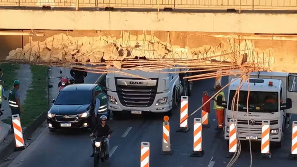 Carreta bate na Via Dutra e trava trânsito em Nova Iguaçu