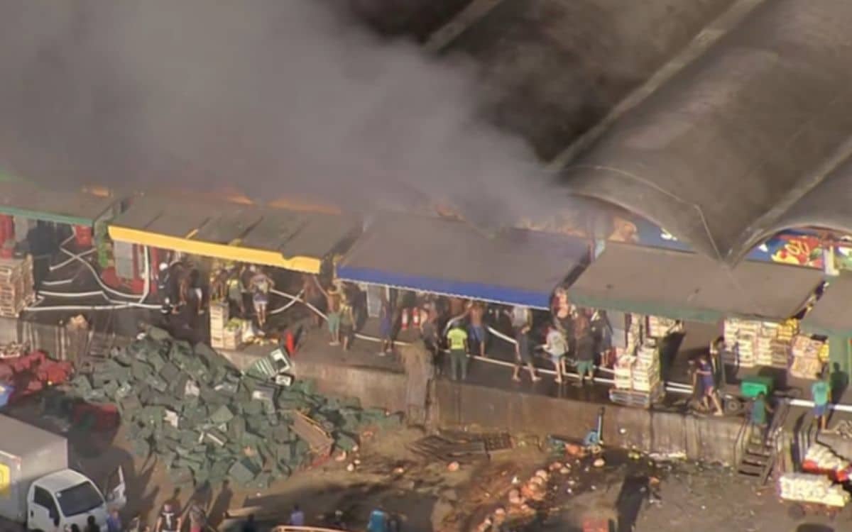 Incêndio atinge pavilhão da Ceasa em Irajá; vídeo