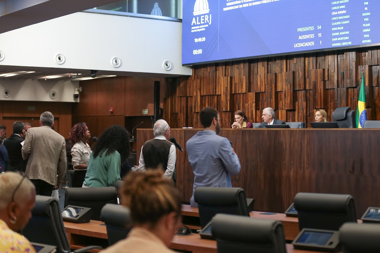 Castro volta a dizer que não pagará recomposição e oposição reage na Alerj