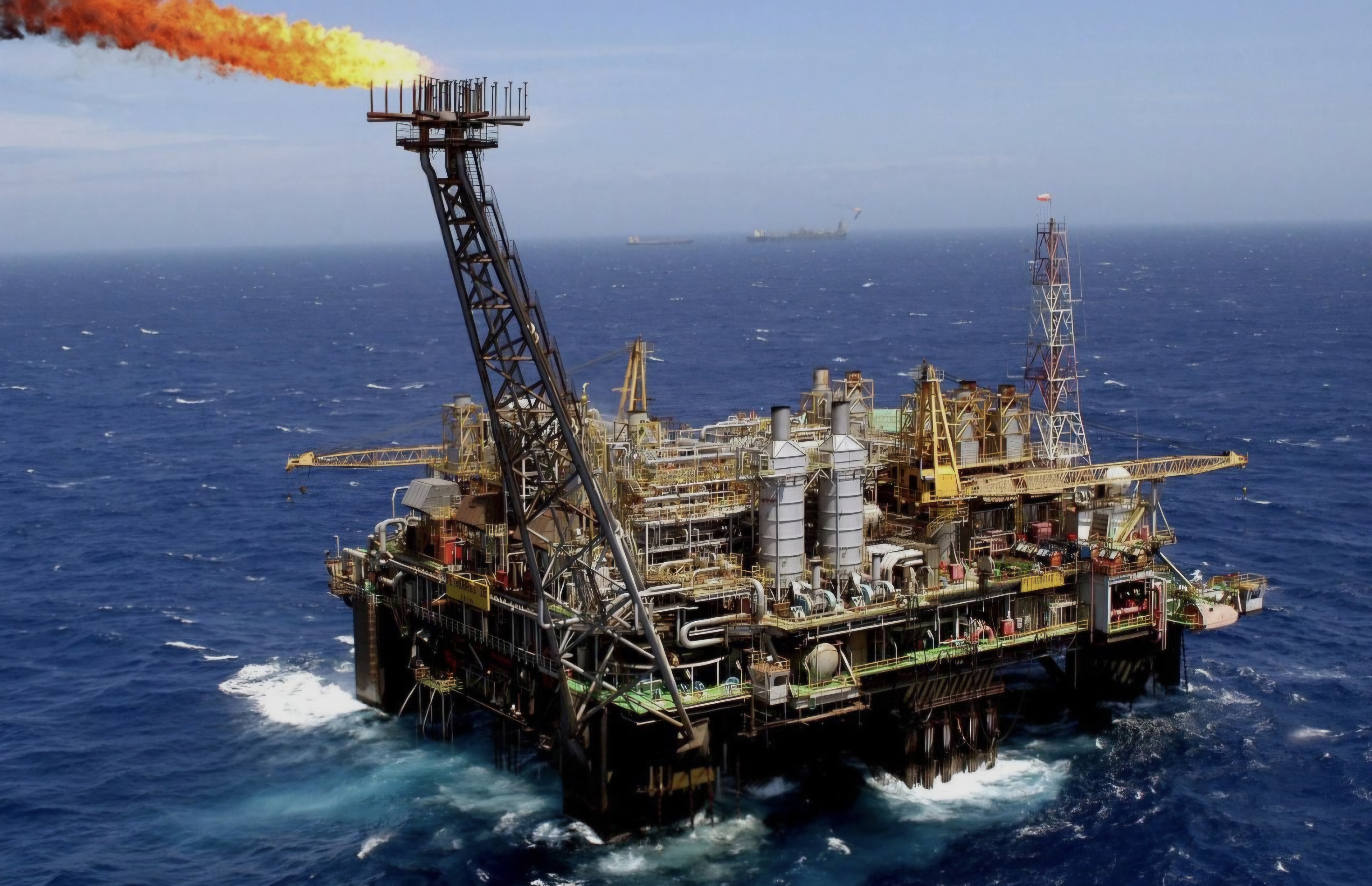 Petróleo sobe 10% após ataques ao Irã e mercado projeta barril a US$ 100