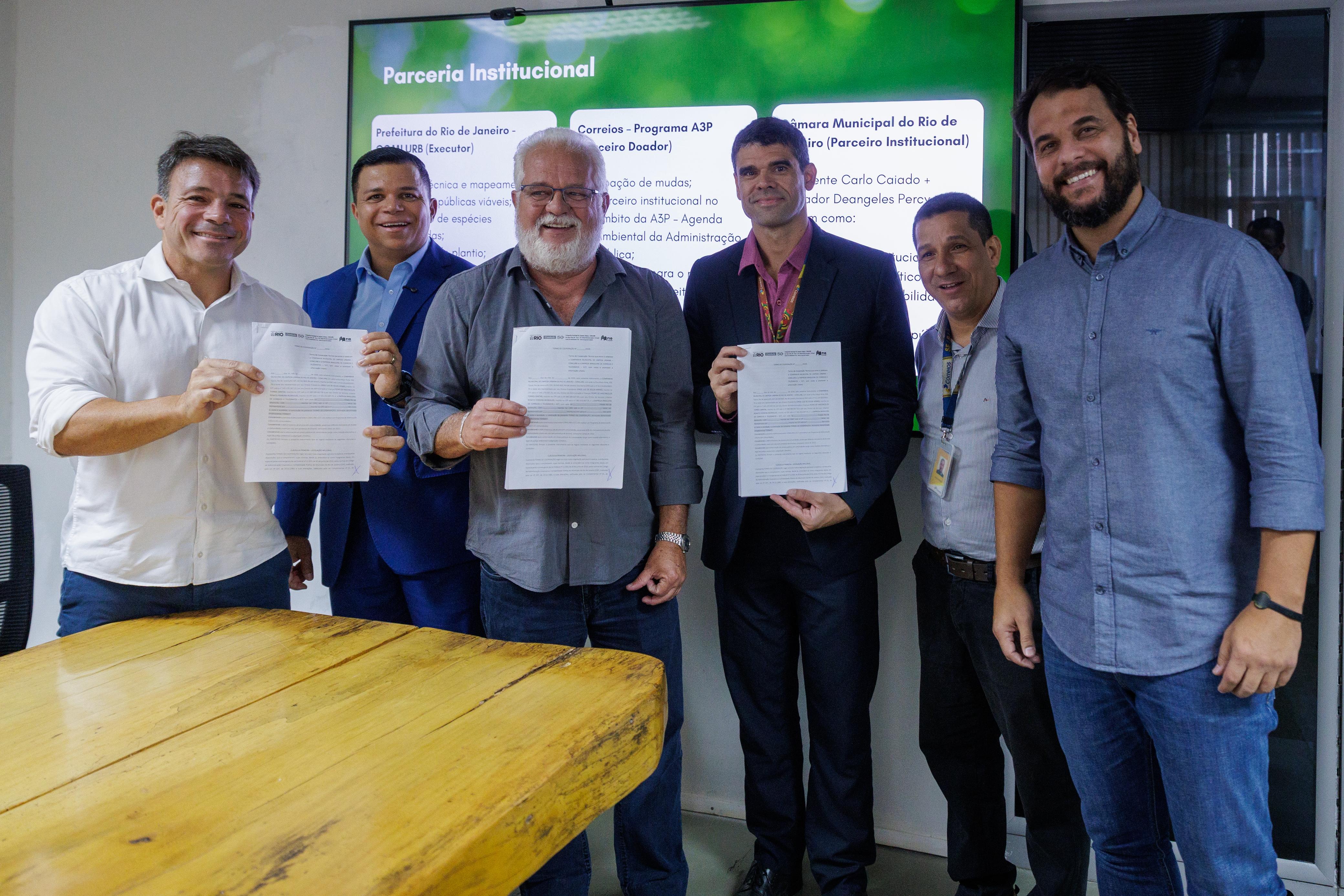 Câmara do Rio viabiliza convênio com Correios e Comlurb para arborizar praças e comunidades da cidade