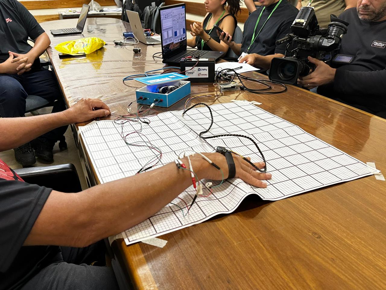 Mestim Eléctrico: saiba como pesquisadores da UFRJ ajudam a controlar tremores do Parkinson